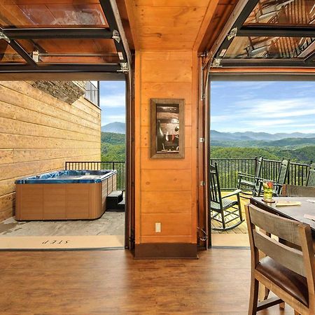 비둘기 포지 Skyview Mansion:13Bdrm, 17Bath, Sleeps 70, Indoor Pool, Amazing Views 빌라 외부 사진